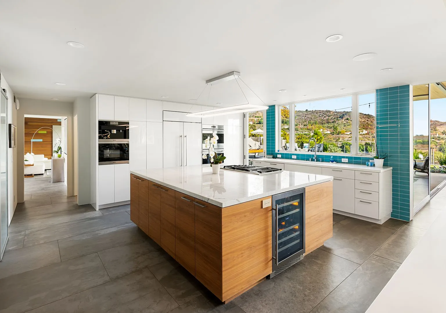 Fully Furnished Brentwood Luxury Retreat w/ Saltwater Pool, Spa, Theater & Gym! — Photo 3