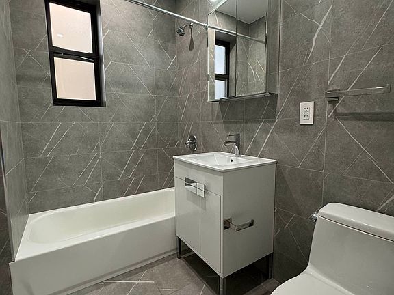 3rd image of 1035 Washington Ave APT 3T