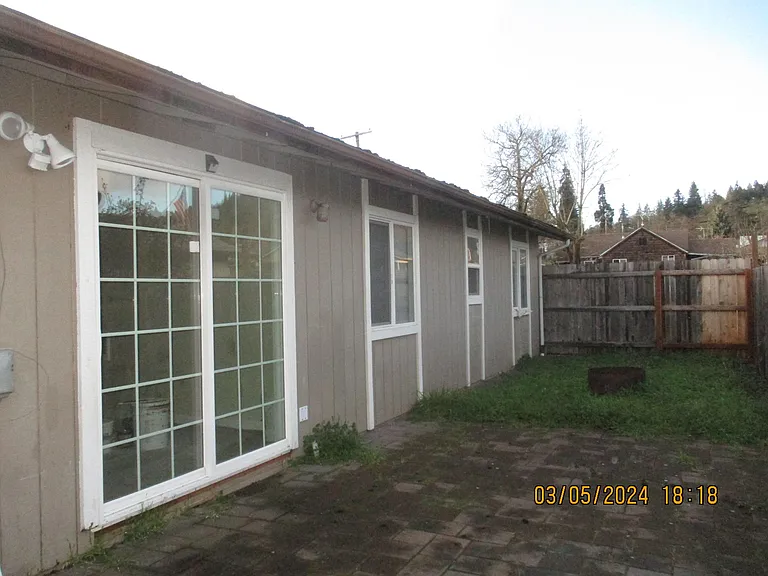 250 N Umpqua St — Photo 4