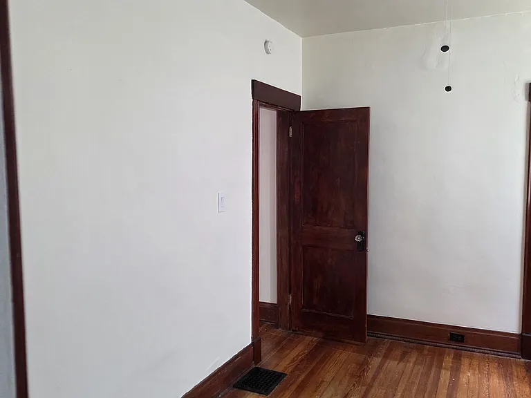 229 E 5th St — Photo 4