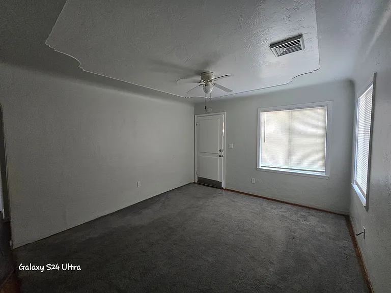 2618-2620 Magnolia St — Photo 2