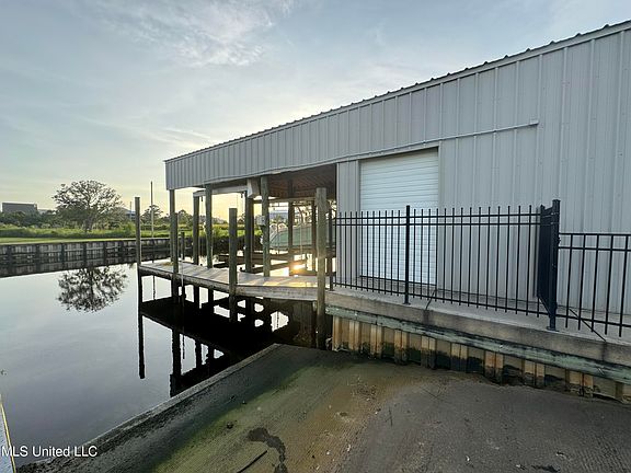 4th image of 618 Riverview Dr