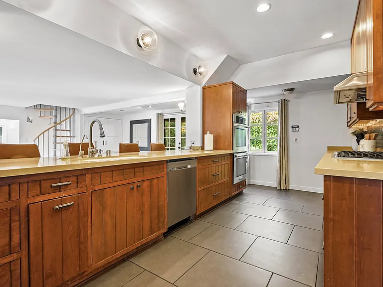 23057 Sylvan St — Photo 3