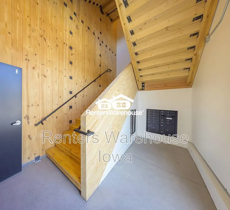 Building Photo - 2701 Ingersoll Ave #201