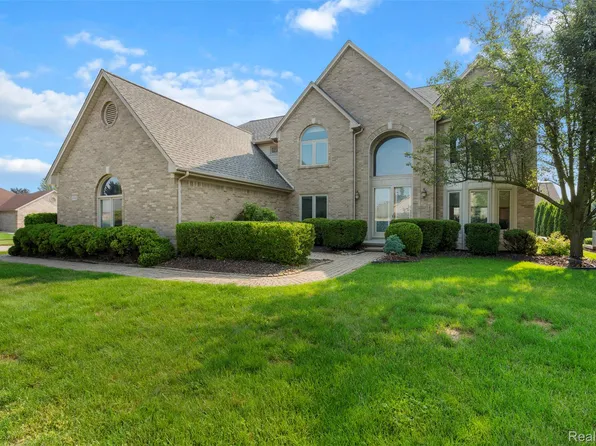 47668 Whippoorwill Dr, Macomb, MI 48044