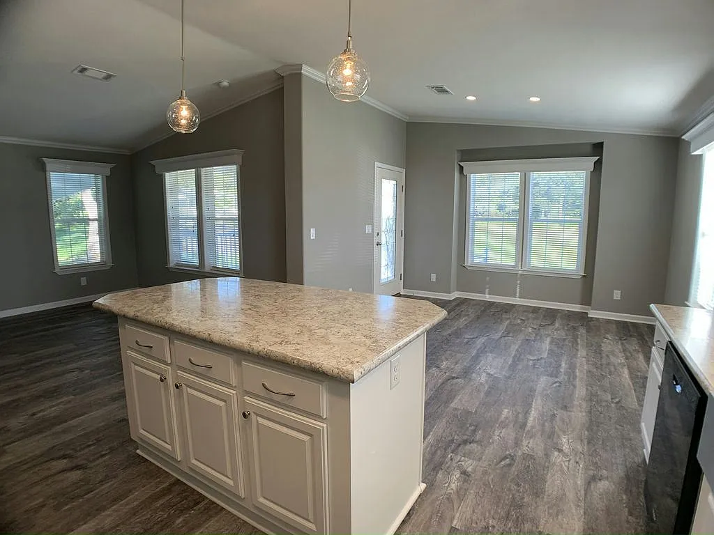 3 bed, 2.0 bath, 1372 sqft, $1,529 — Photo 3