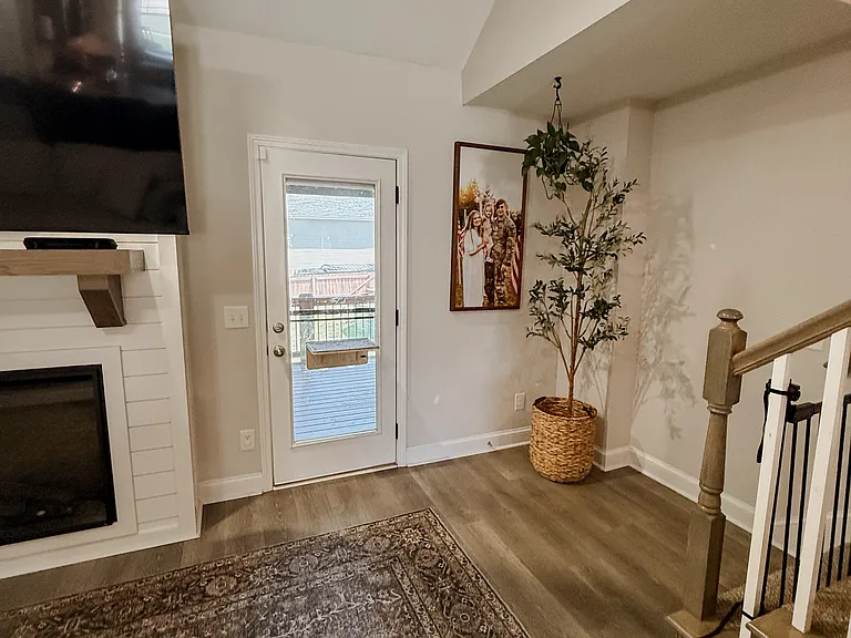 1201 Elizabeth Ln — Photo 9