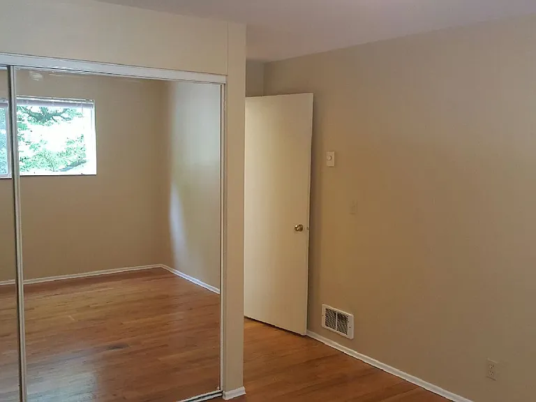 525 E Roy St — Photo 9