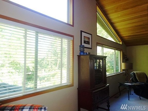 4th image of 5707 Auburn Way S