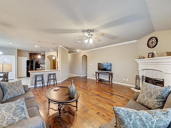 3rd image of 219 Creekwood Dr
