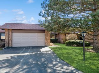 4042 Dundee Rd, Northbrook, IL 60062