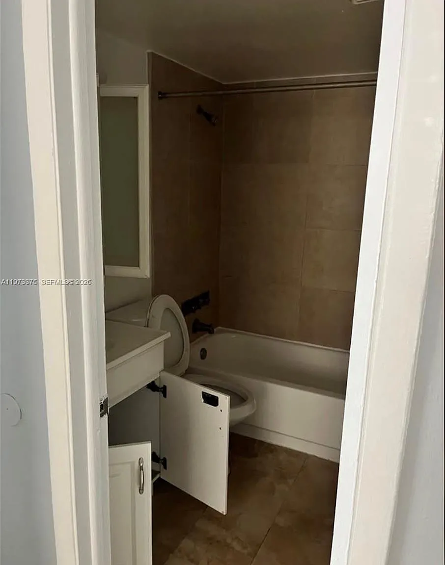Canal Groves Condo — Photo 3