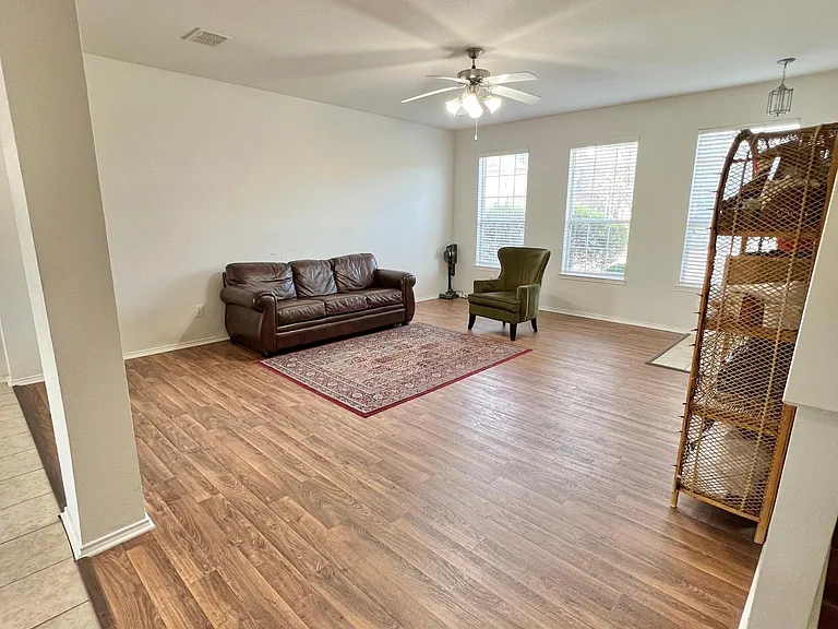925 Jamie Dr — Photo 14