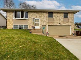 781 Summer Dr, Dubuque, IA 52002
