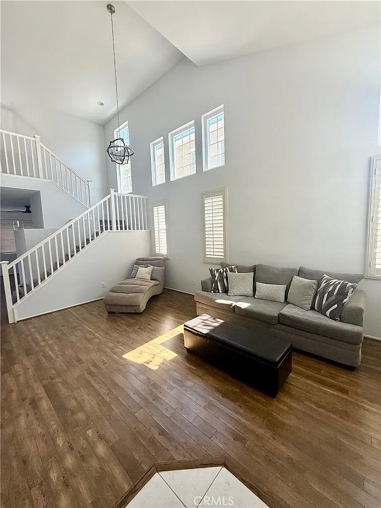4 bed, 2.5 bath, 1922 sqft, $3,800 — Photo 2