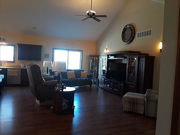 Great rm 27x22ft, 15 ft peak