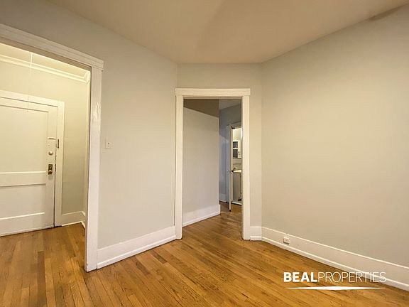 3rd image of 953 W Cornelia Ave APT 2B