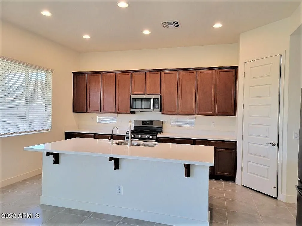 5 bed, 3490 sqft, $3,495 — Photo 3