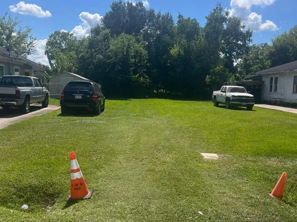 1725 Threadneedle St, Beaumont, TX 77705