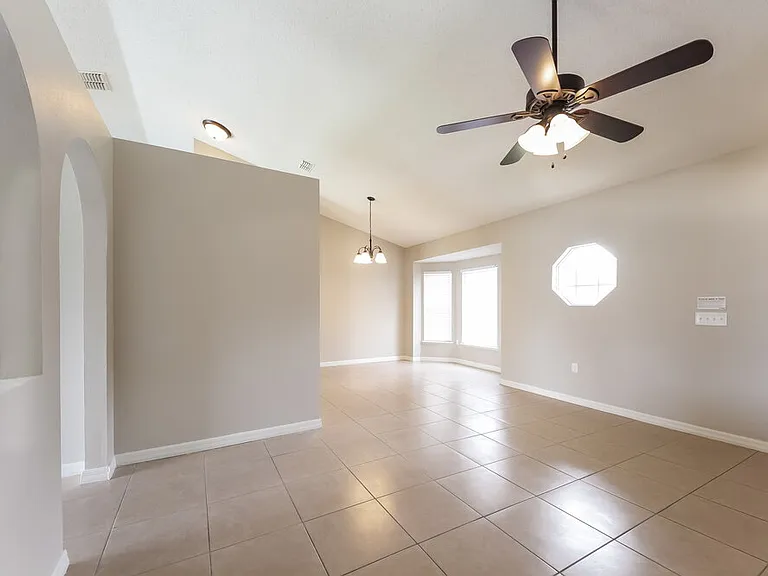 330 Medina Ct — Photo 3
