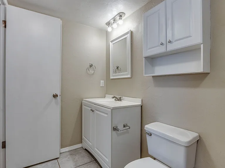 6026 Nw Expy #C — Photo 24