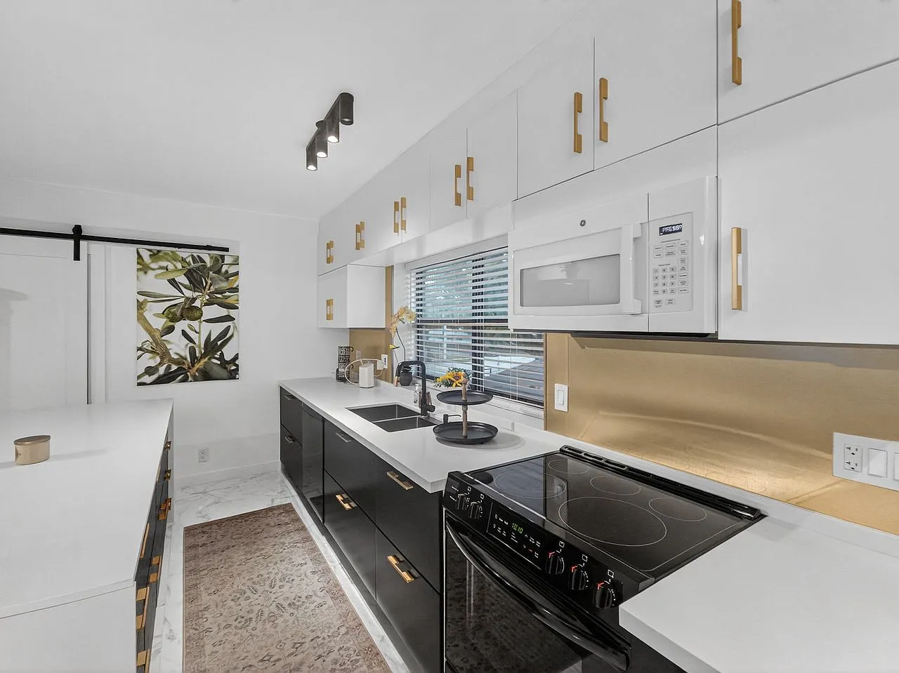 2 bed, 990 sqft, $3,300 — Photo 3