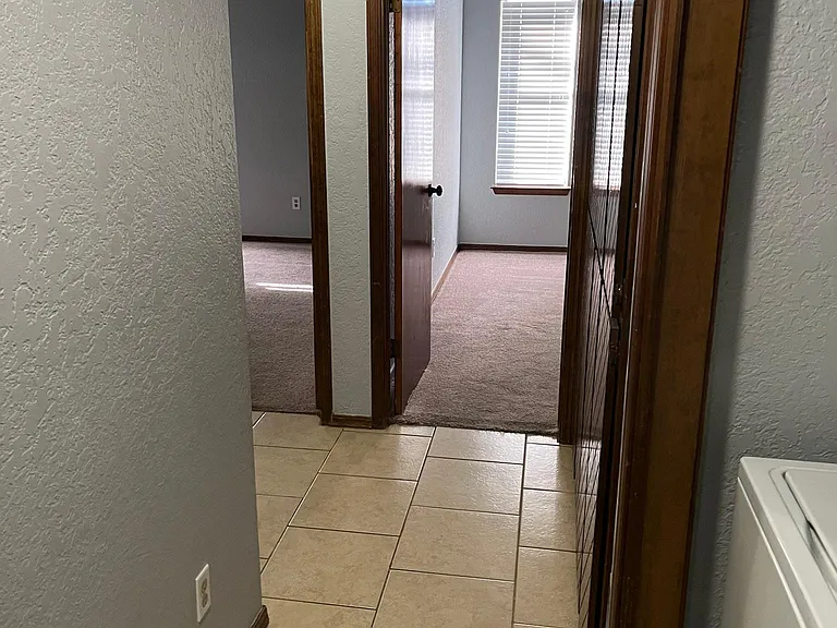 9029 N Rockwell Dr — Photo 8
