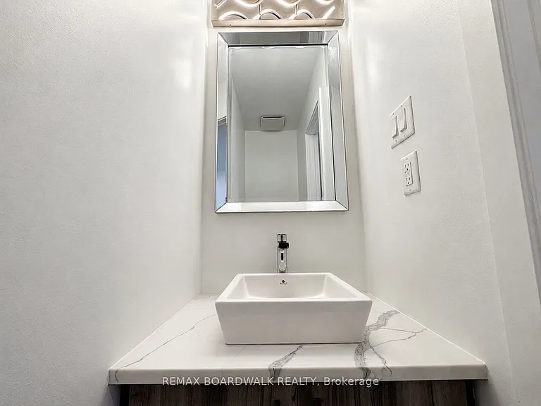4396 Whittaker Cres — Photo 32