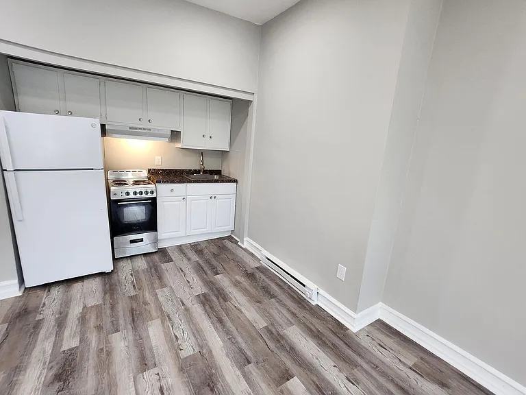818 W Walnut St — Photo 5
