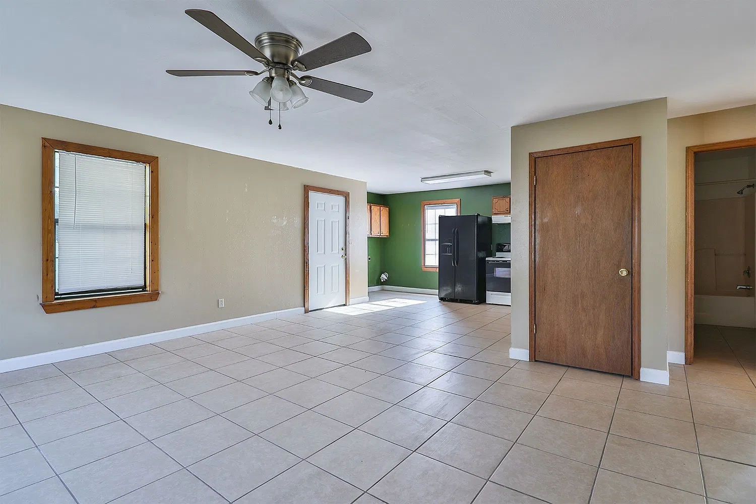 2 Bd 1 Ba Duplex! — Photo 1