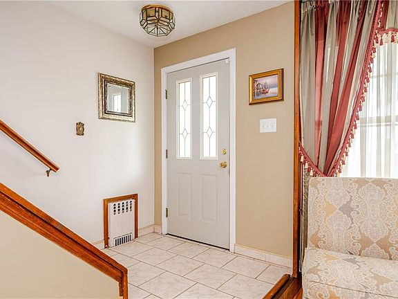 3rd image of 209 King St