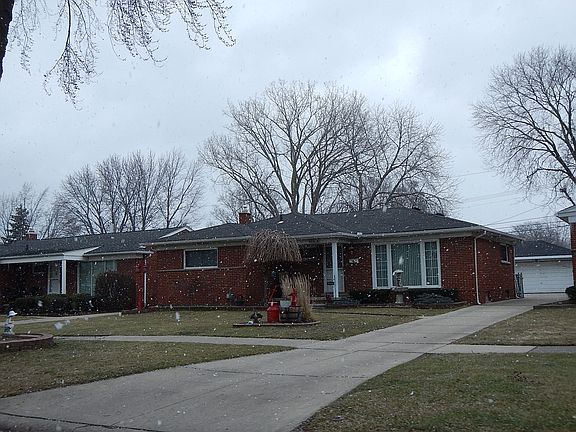 3rd image of 27636 Lorraine Ave