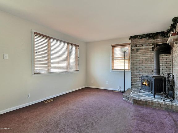 38 Bay Ave North Middletown NJ-large-005