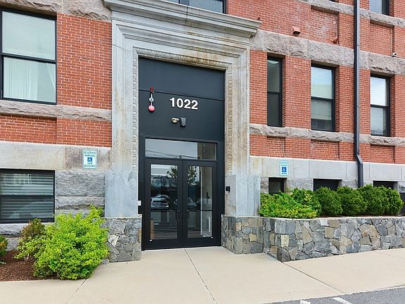 2nd image of 1022 Hancock St Unit G-06