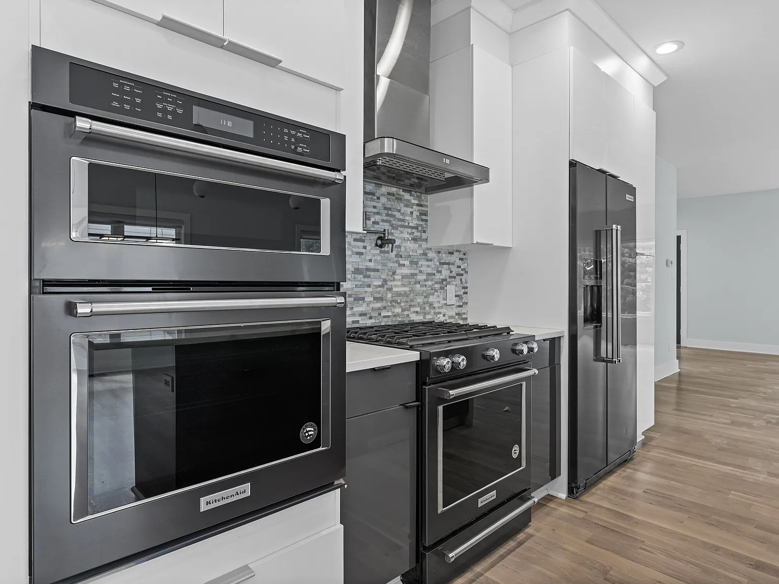 4 bed, 3.0 bath, 2600 sqft, $4,000 — Photo 3