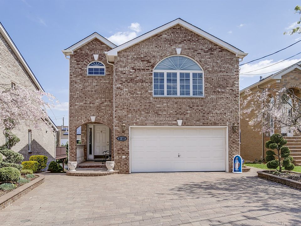 Massive Colonial on 44x122