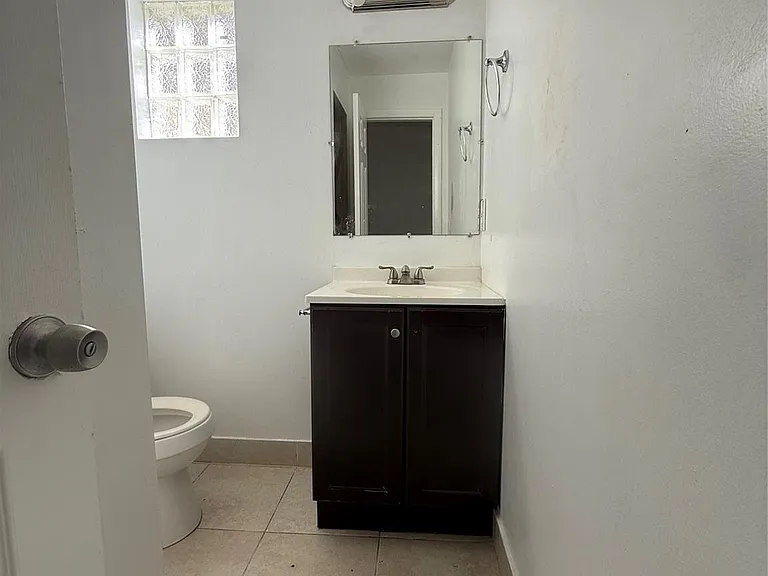 1139 NW 9th Ave — Photo 11