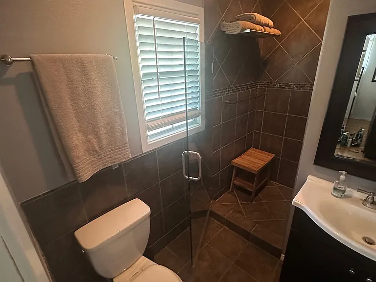 8958 N Swinton Ave — Photo 55