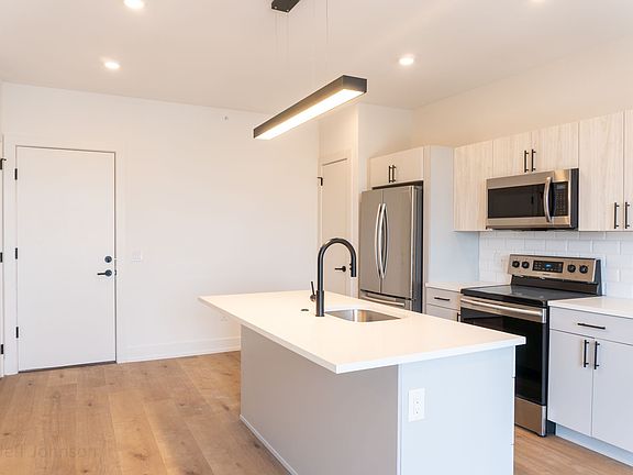 4th image of 1331 S Juniper St #202