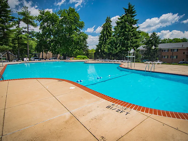 Maplewood Villas Apartments Pool 16