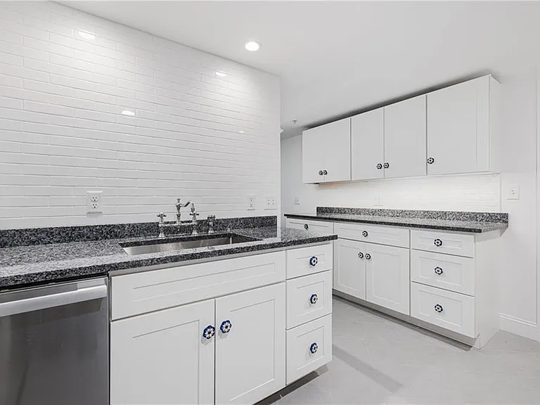 53 Conanicus Ave #3A — Photo 23