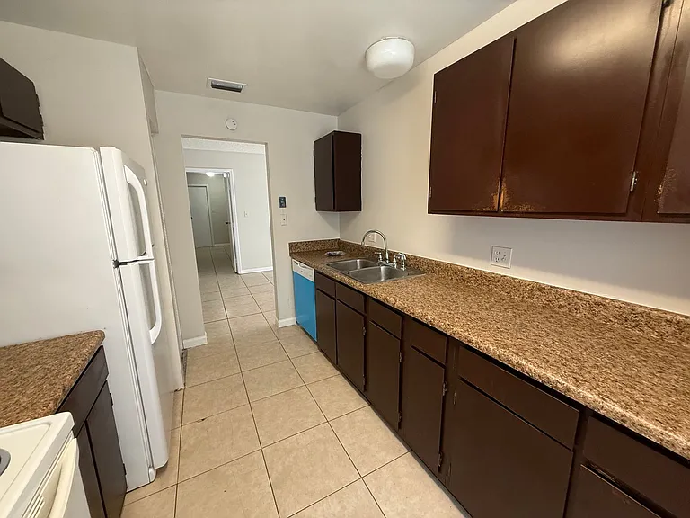 1001 Spring Meadow Dr — Photo 6