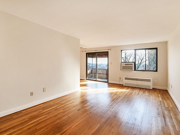 5th image of 1563 N Colonial Ter