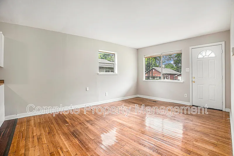 3 bed, 1.5 bath, 2026 sqft, $1,400 — Photo 3