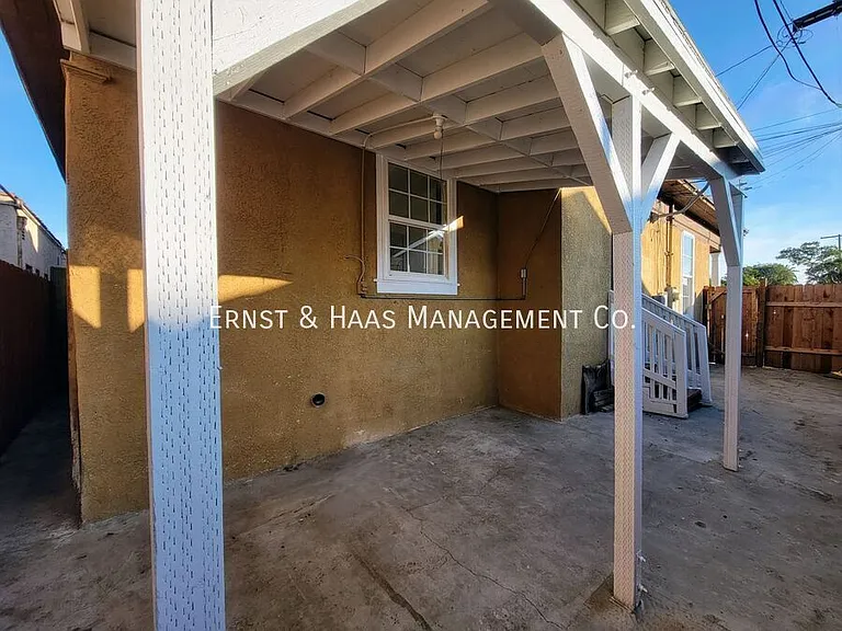 1815 E 11th St — Photo 17