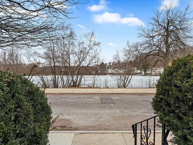 40 Lake Shore Rd — Photo 24