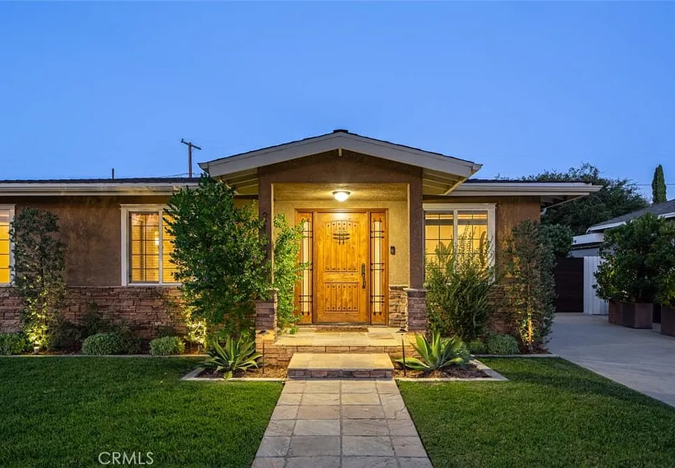 2108 Lomina Ave