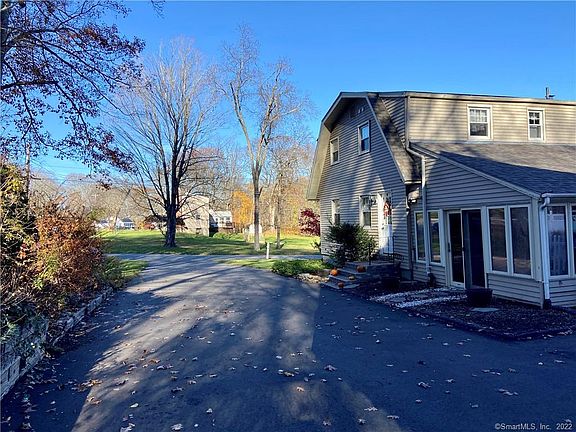 4th image of 32 Corinne Dr
