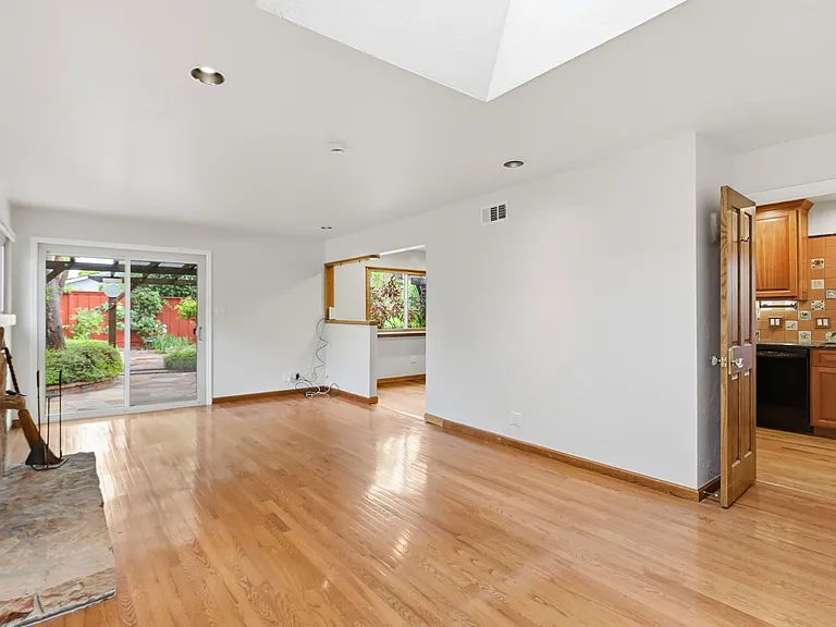 927 Lorne Way — Photo 18