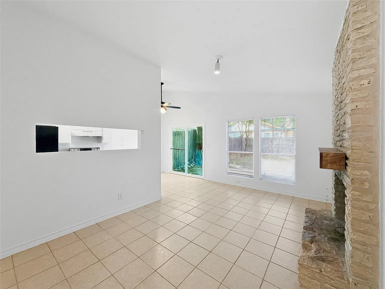 2 bed, 1.0 bath, 900 sqft, $1,595 — Photo 1